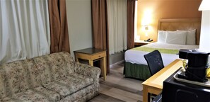 Hochwertige Bettwaren, Schreibtisch, Bügeleisen/Bügelbrett