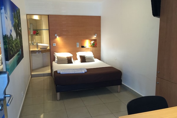 Standard Room | Premium bedding, in-room safe, desk, blackout drapes