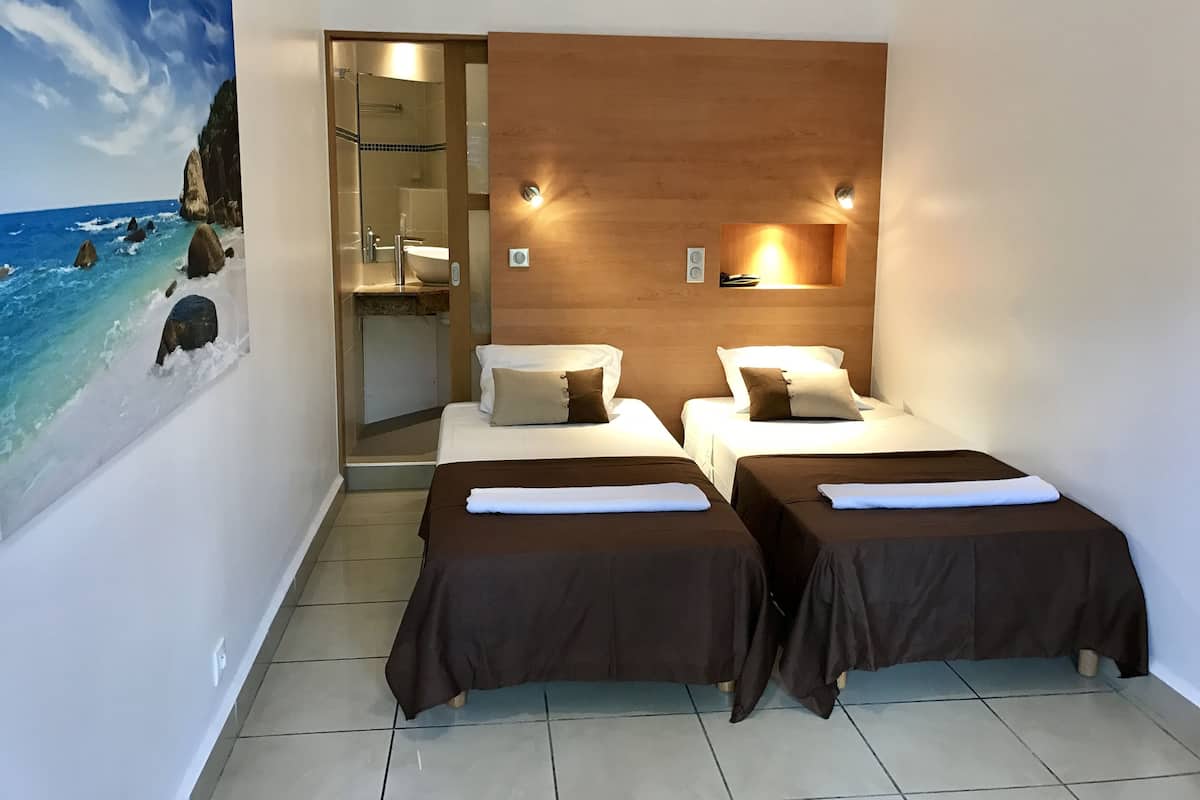 Habitación superior con 2 camas individuales, 2 camas individuales | Ropa de cama de alta calidad y caja de seguridad en la habitación
