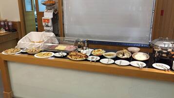 Un mostrador de buffet con diversos alimentos y salsas.