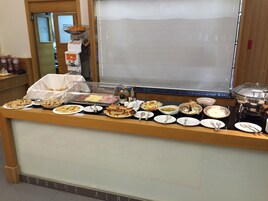 Un mostrador de buffet con diversos alimentos y salsas.