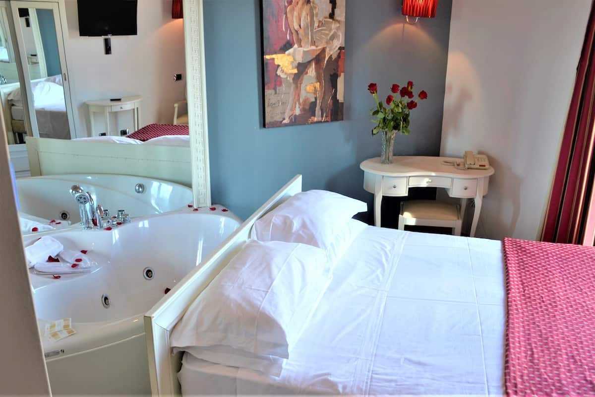 Exclusive Double Room | Minibar, in-room safe, desk, blackout curtains