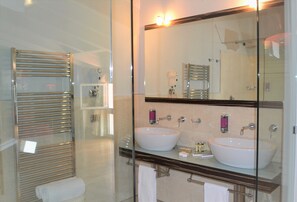 Chambre Deluxe double | Salle de bain | Articles de toilette (gratuits), séchoir à cheveux, pantoufles, bidet
