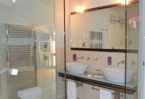 Artículos de tocador gratuitos, secador de pelo, pantuflas, bidet