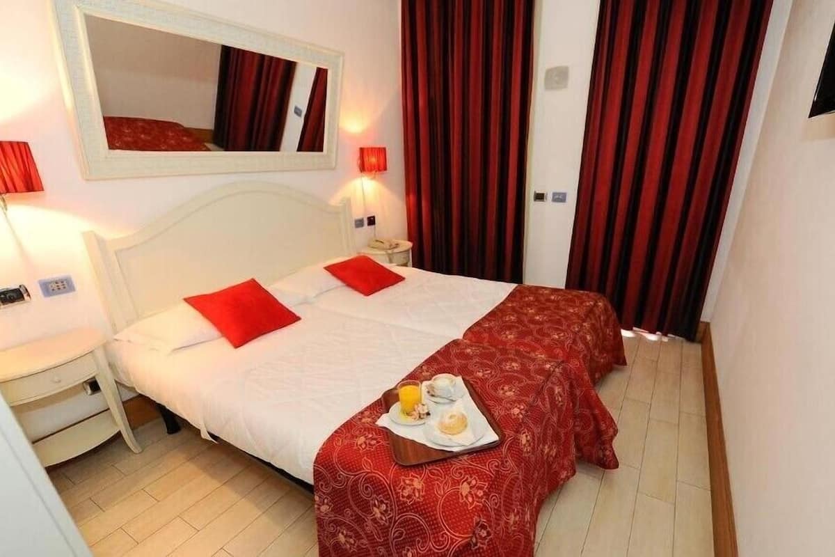 Twin Room | Minibar, in-room safe, desk, blackout curtains