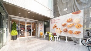 A bakery with a large outdoor seating area and a bicycle parked nearby. - Hotel Sunlite Shinjuku (Tokyo)