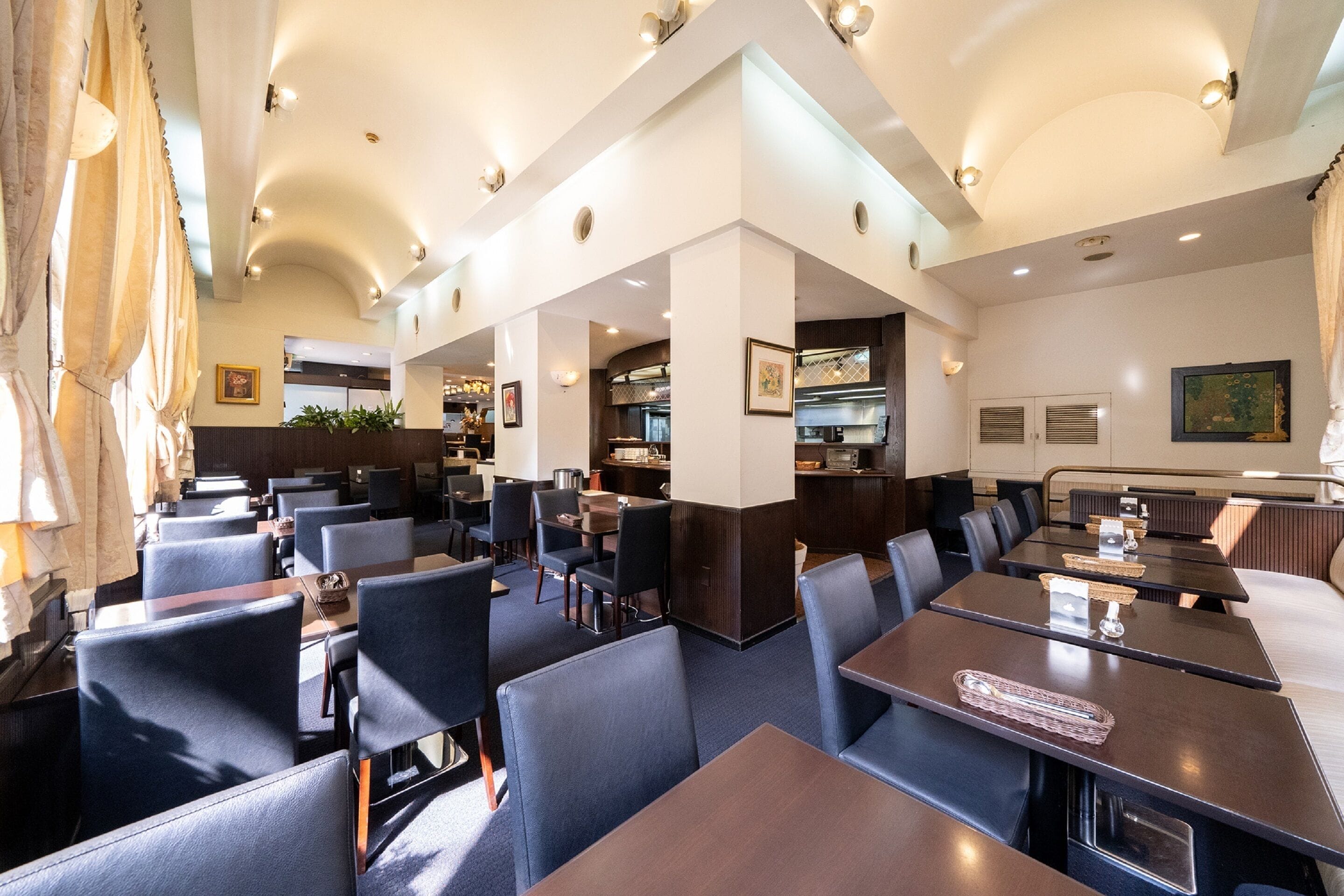 供应早餐和午餐