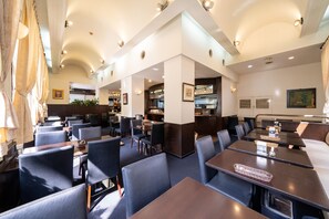 Petit déjeuner et déjeuner servis sur place