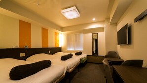 A hotel room with three beds, a desk, a chair, a TV, and a window with curtains. - Hotel Sunlite Shinjuku (Tokyo)