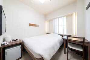 Down duvets, desk, laptop workspace, blackout curtains - Hotel Sunlite Shinjuku (Tokyo)