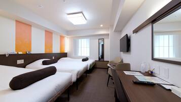 羽绒被、办公桌、笔记本电脑工作区、遮光窗帘