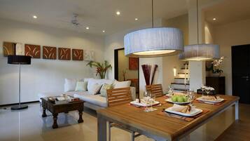 Coffre-fort, bureau, espace de travail pour ordinateurs portables