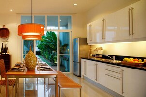 Full-size fridge, microwave, stovetop, coffee/tea maker