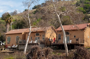 Cottage with King Bed | Hiên