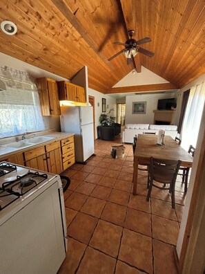 2 Bedroom Cottage | Cocina privada | Refrigerador, microondas, cafetera y tetera y tostadora 