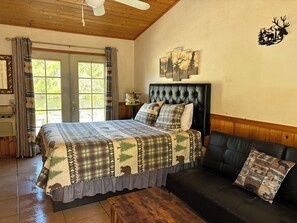 Family Cabin, River Front, River View, Patio #2 | Bed sheets - Sequoia Riverfront Cabins (Three Rivers)