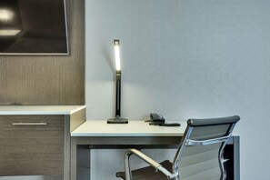 Planxa i posts de planxar, wifi gratuïta i roba de llit 
