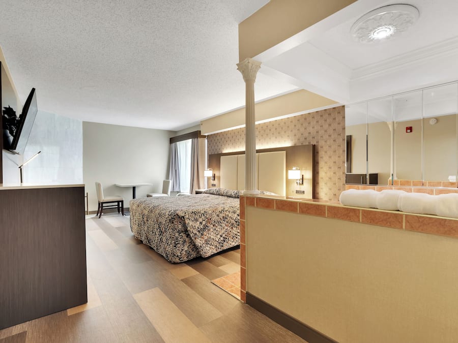 Eenvoudige kamer, 1 queensize bed, hot tub | Een strijkplank/strijkijzer, gratis wifi, beddengoed