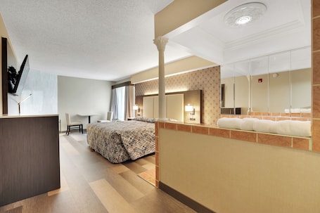 Basic Room, 1 Queen Bed, Hot Tub | Iron/ironing board, free WiFi, bed sheets