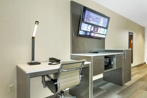 Tabla de planchar con plancha, wifi gratis y ropa de cama