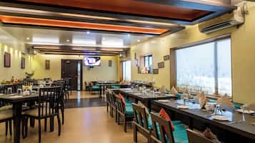 2 restaurants, breakfast, lunch, dinner served; vegetarian cuisine