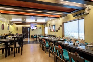 2 restaurants, breakfast, lunch, dinner served; vegetarian cuisine