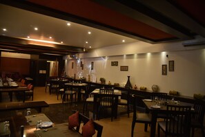 2 restaurants, breakfast, lunch, dinner served; vegetarian cuisine - Hotel Rama Heritage (Nashik)