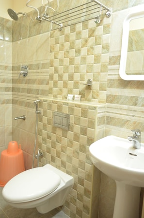Ducha, artículos de tocador gratuitos, toallas