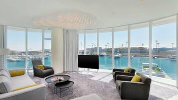 WOW Suite, 1 Bedroom, Balcony, View with Complimentary Yas Beach Access | 1 Schlafzimmer, Allergikerbettwaren, Minibar, Zimmersafe