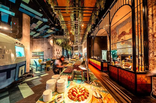 3 restaurants, breakfast, lunch, dinner served; international cuisine