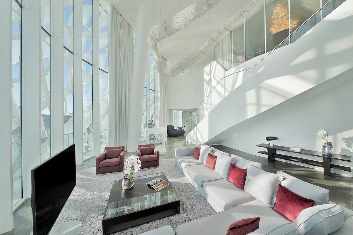 Extreme WOW Suite, 1 Bedroom, View with Complimentary Yas Beach Access | Soggiorno | TV LCD