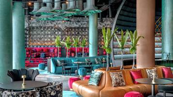 3 bars, lounge dans le hall, bar sur le toit