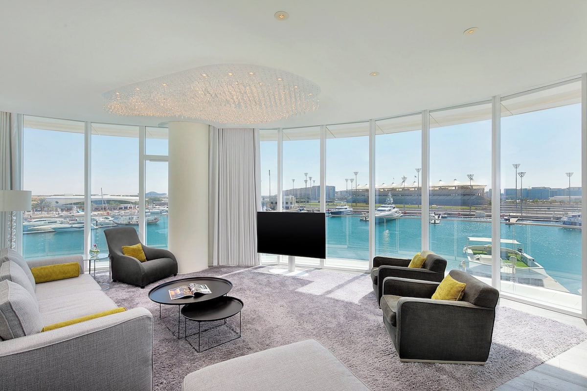 WOW Suite, 1 Bedroom, Balcony, View with Complimentary Yas Beach Access | Soggiorno | TV LCD