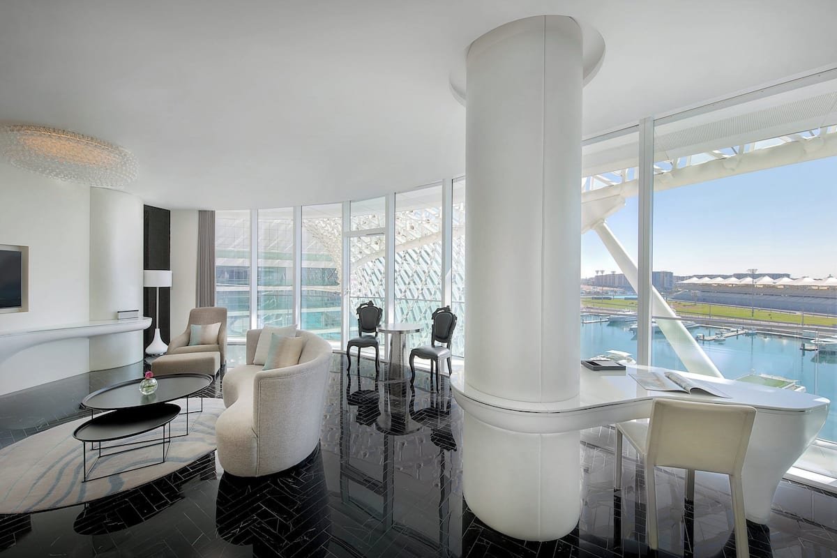 Fabulous Suite, 1 Bedroom, Balcony with Complimentary Yas Beach Access | Soggiorno | TV LCD