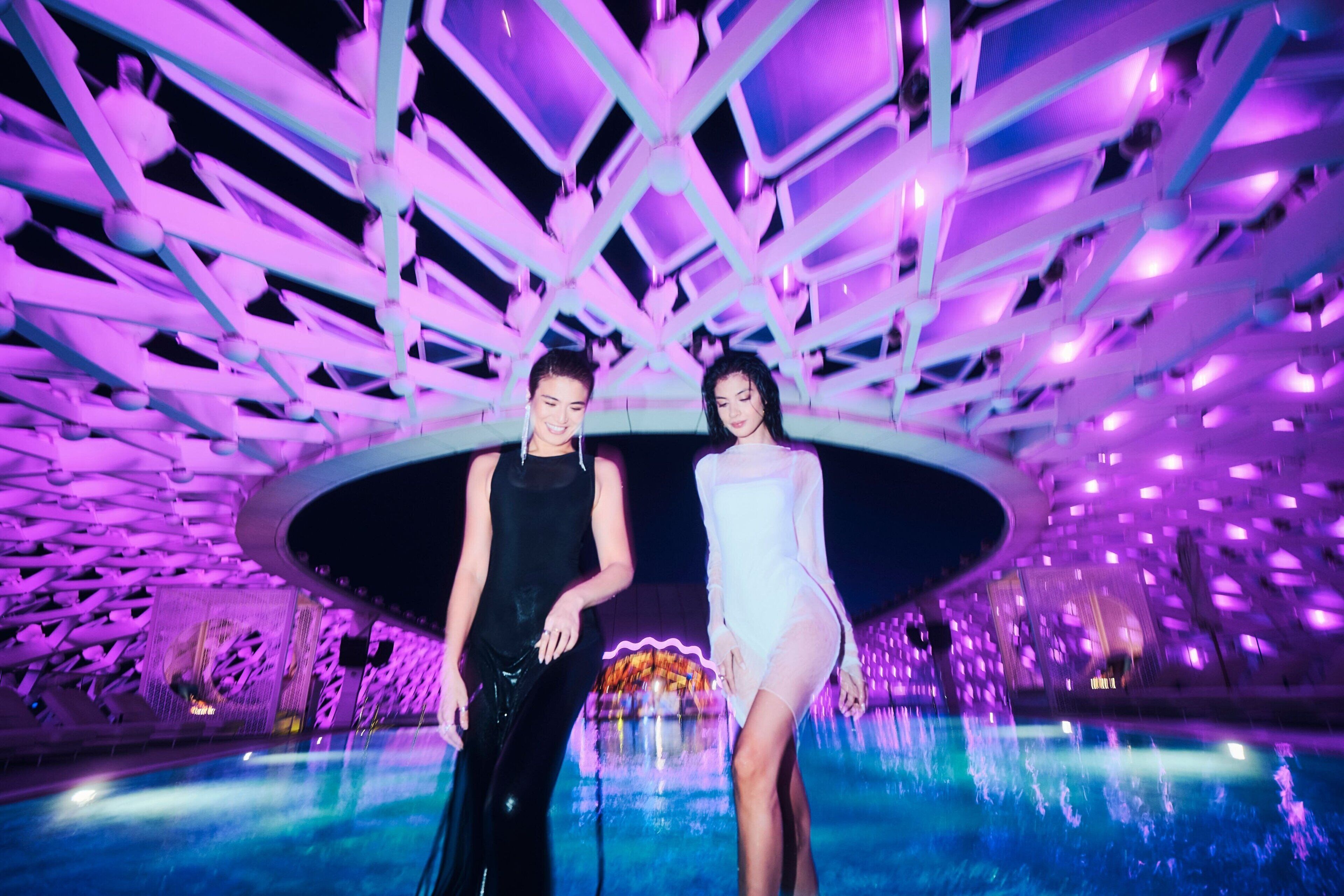 2 outdoor pools, free pool cabanas, pool umbrellas