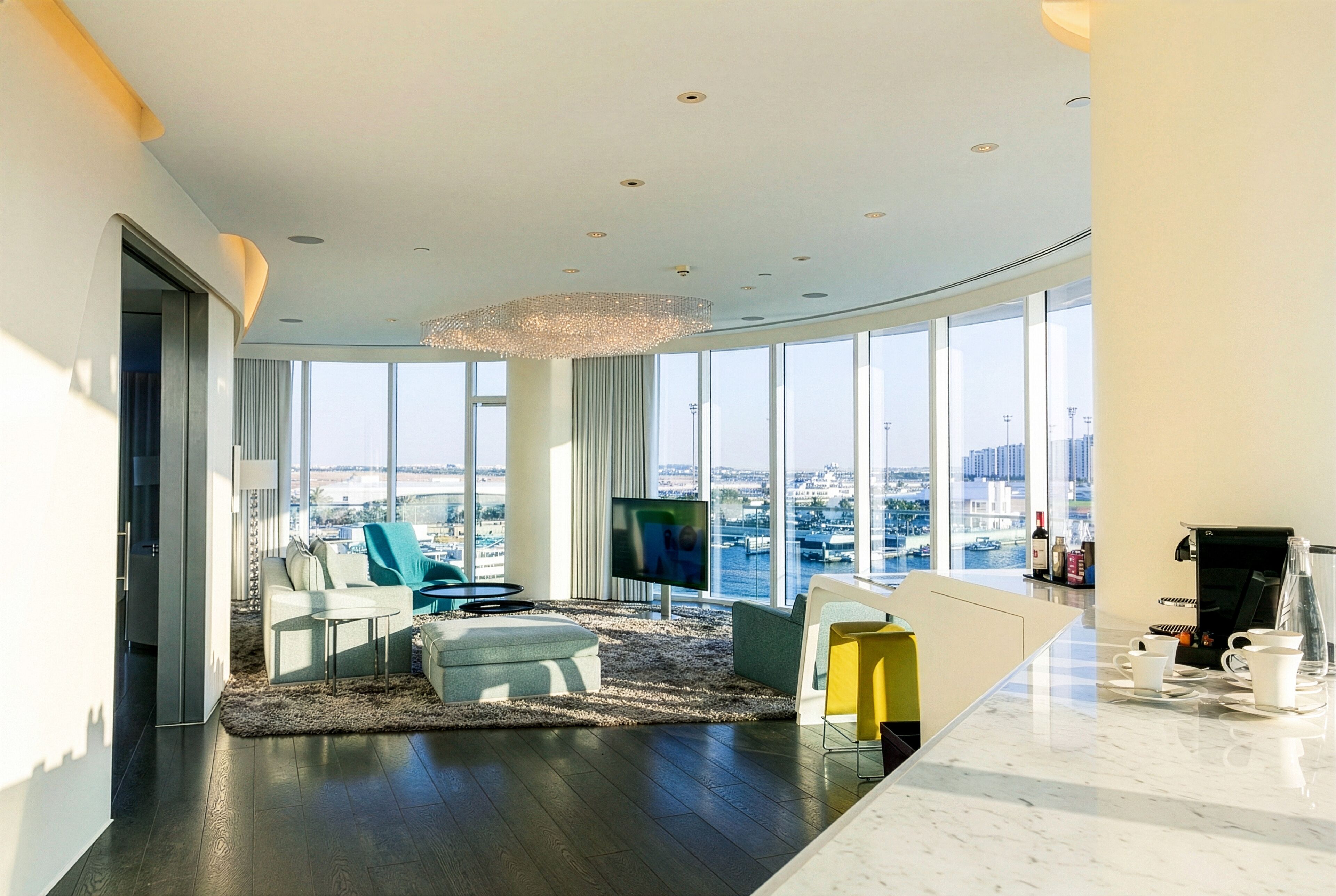 WOW Suite, 1 Bedroom, Balcony, View with Complimentary Yas Beach Access | Minibar, safe på rommet, skrivebord og lydisolert