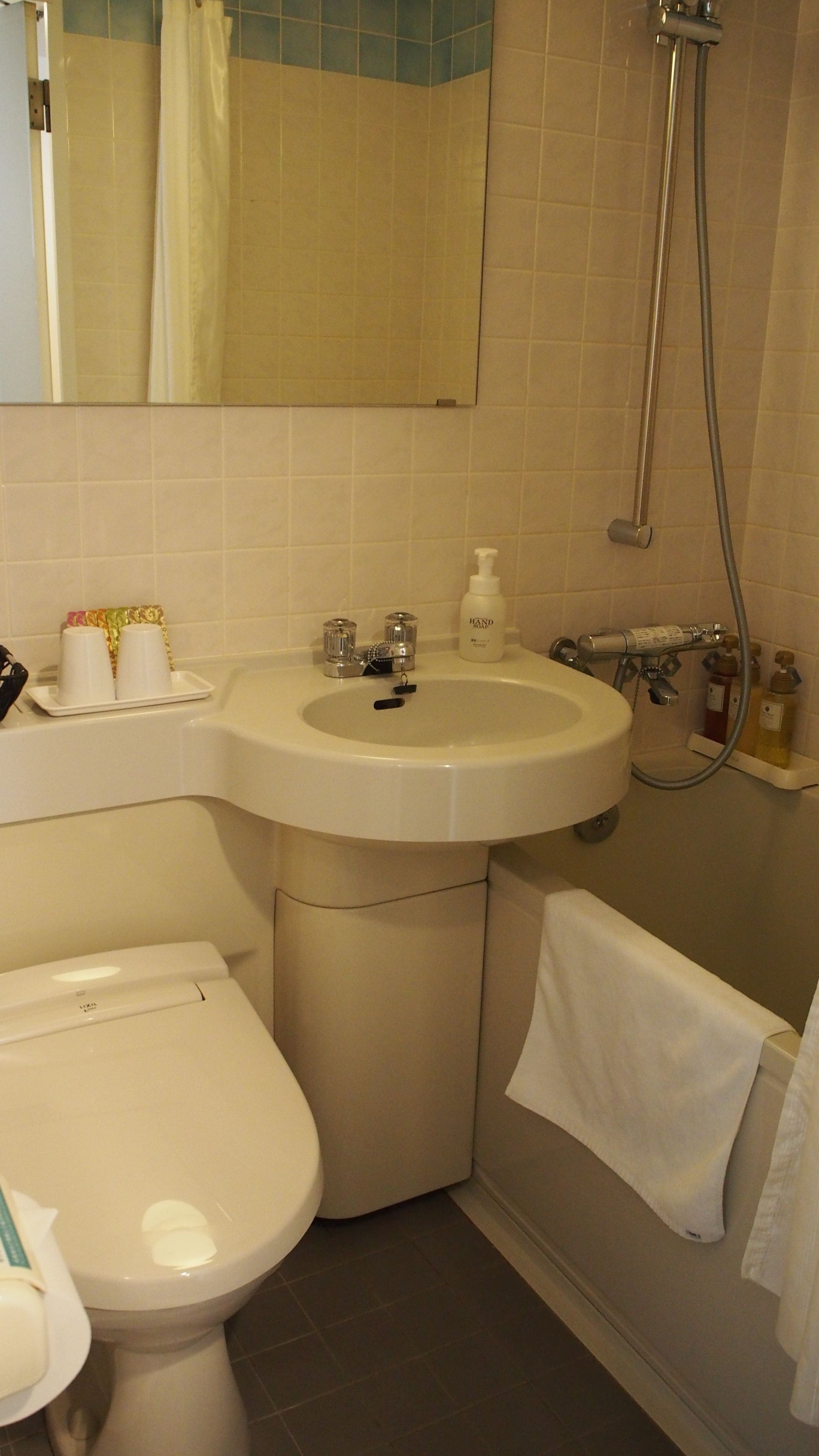 combined shower/bathtub, deep-soaking bathtub, free toiletries