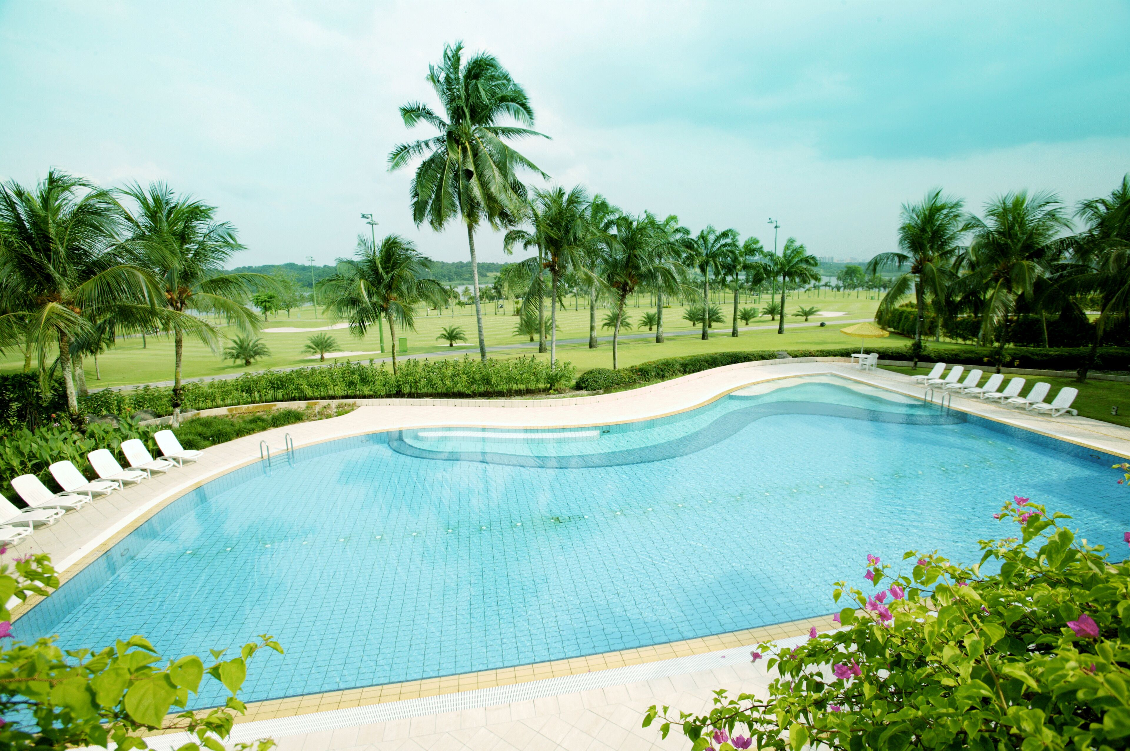 3 outdoor pools, sun loungers