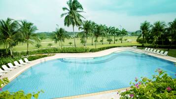 3 piscinas al aire libre, tumbonas