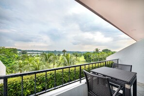 Deluxe Twin Room | Premium bedding, minibar, in-room safe, desk - Orchid Country Club (Singapore)