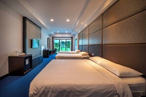 Chambre Quadruple Deluxe | Literie de qualité supérieure, minibar, coffres-forts dans les chambres