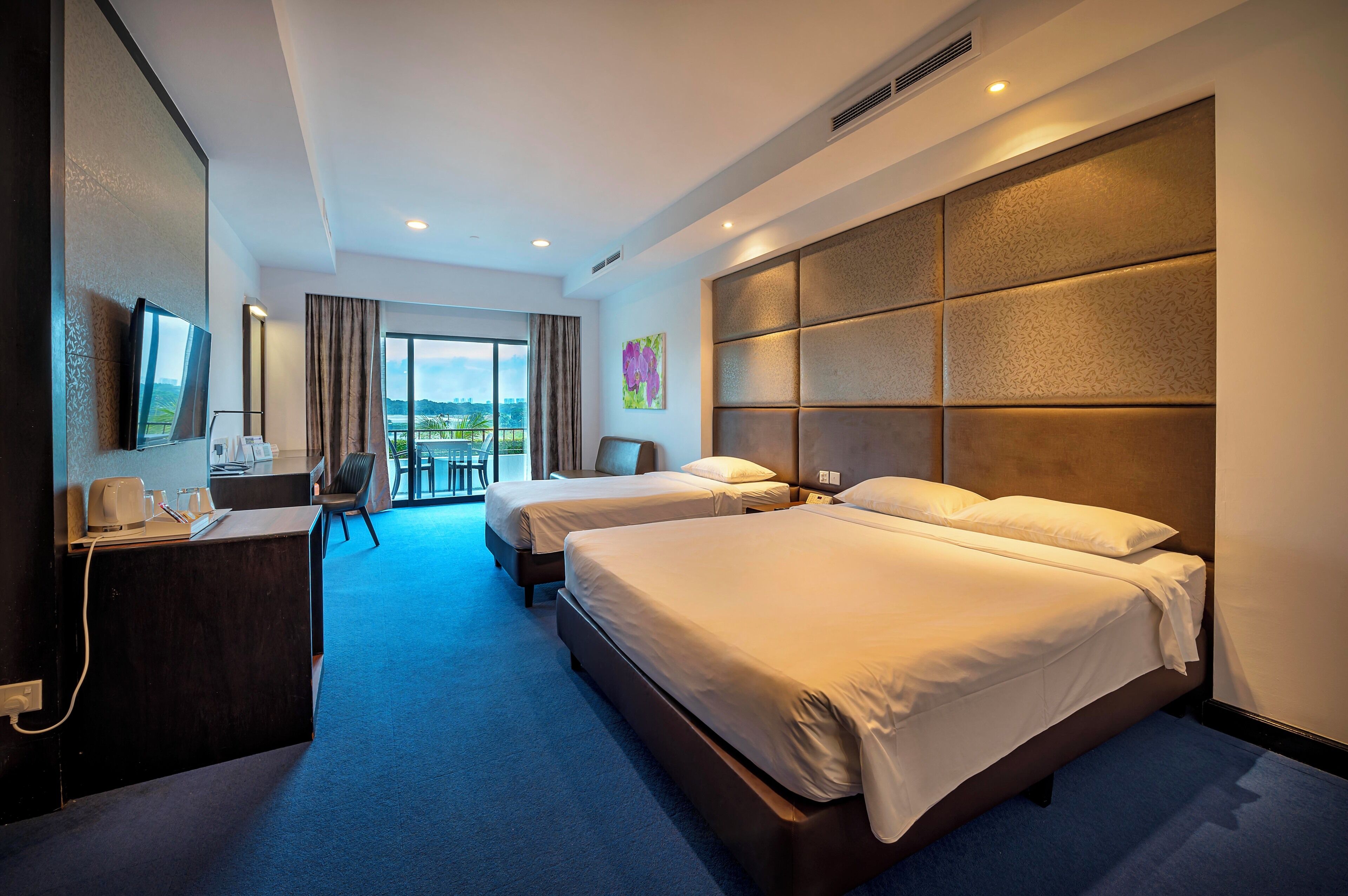 Habitación Deluxe con 2 camas individuales | Ropa de cama de alta calidad, minibar, caja fuerte y escritorio