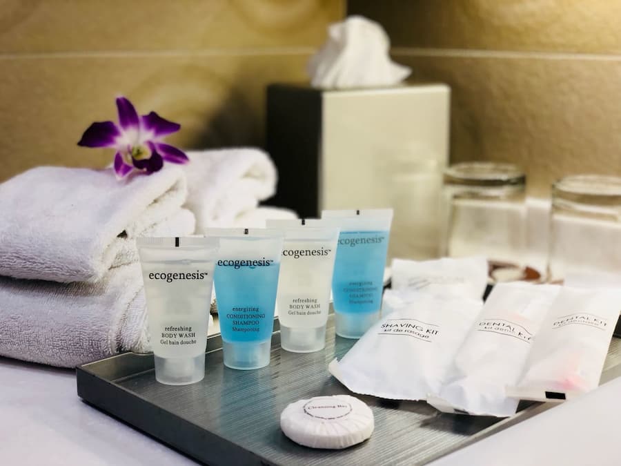 Una bandeja con varios productos de cuidado facial, una toalla y un cepillo de limpieza.