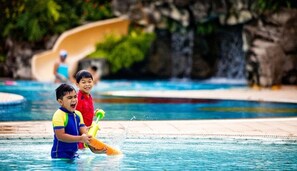 3 座室外游泳池,提供日光浴躺椅