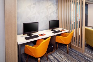 Business center - Holiday Inn Express & Suites Los Alamos Entrada Park by IHG (Los Alamos)