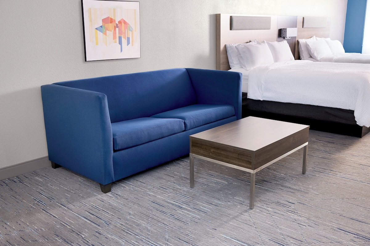 Standaard kamer, meerdere bedden (Extra Floor Space) | 1 slaapkamer, luxe beddengoed, een kluis op de kamer, een bureau