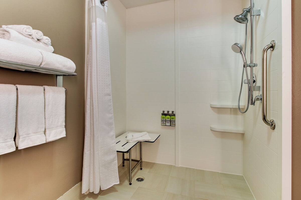 Standard Room, 1 King Bed, Accessible Bathtub (Communications) | In-room safe, desk, iron/ironing board, free cots/infant beds