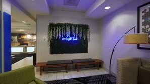Reception - Holiday Inn Express & Suites Seattle North - Lynnwood by IHG (Lynnwood)