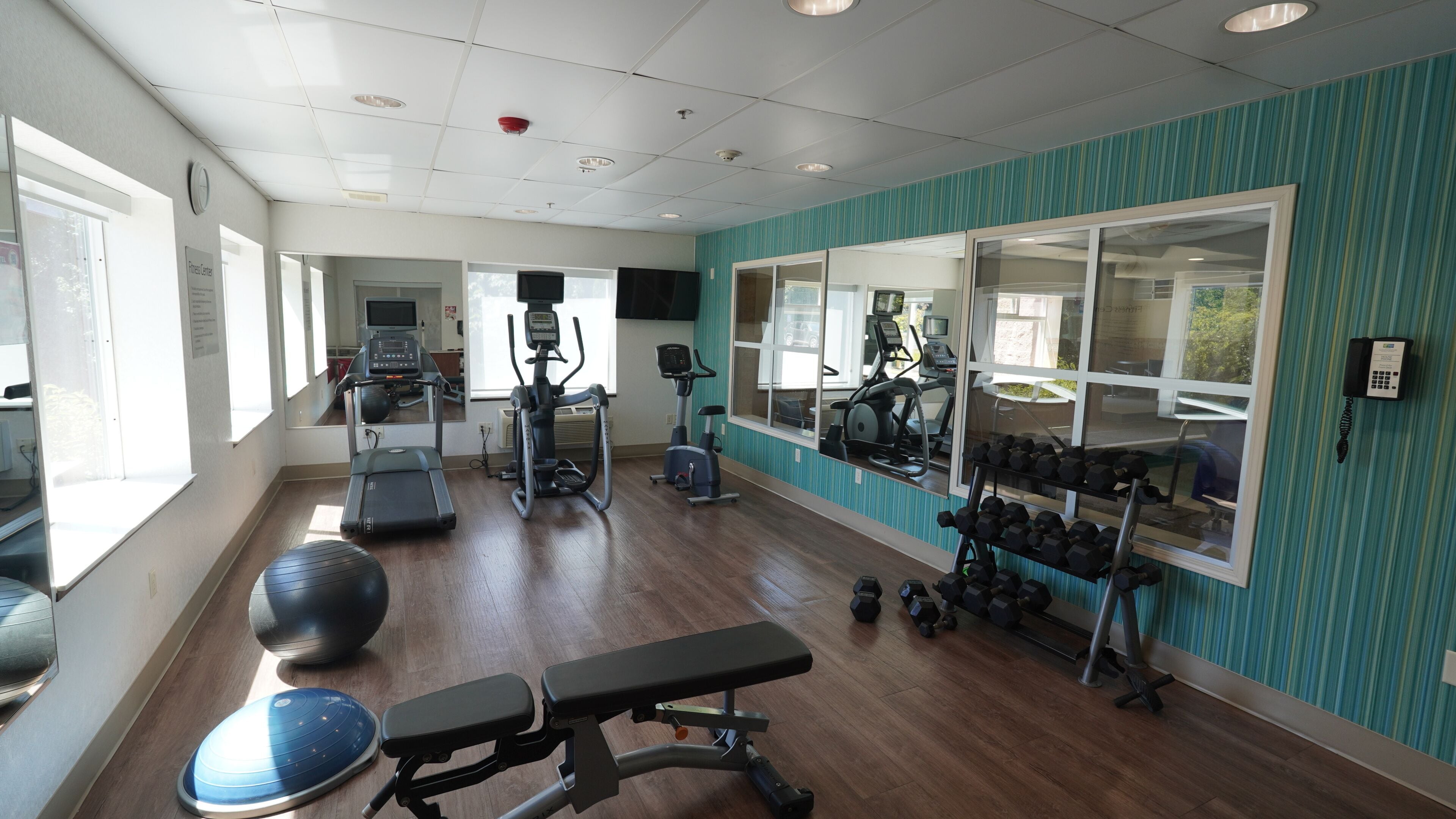 Photo - Holiday Inn Express & Suites Seattle North - Lynnwood by IHG