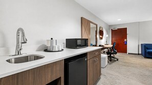 Bureau, rideaux dâobscurcissement, fer et planche Ă repasser